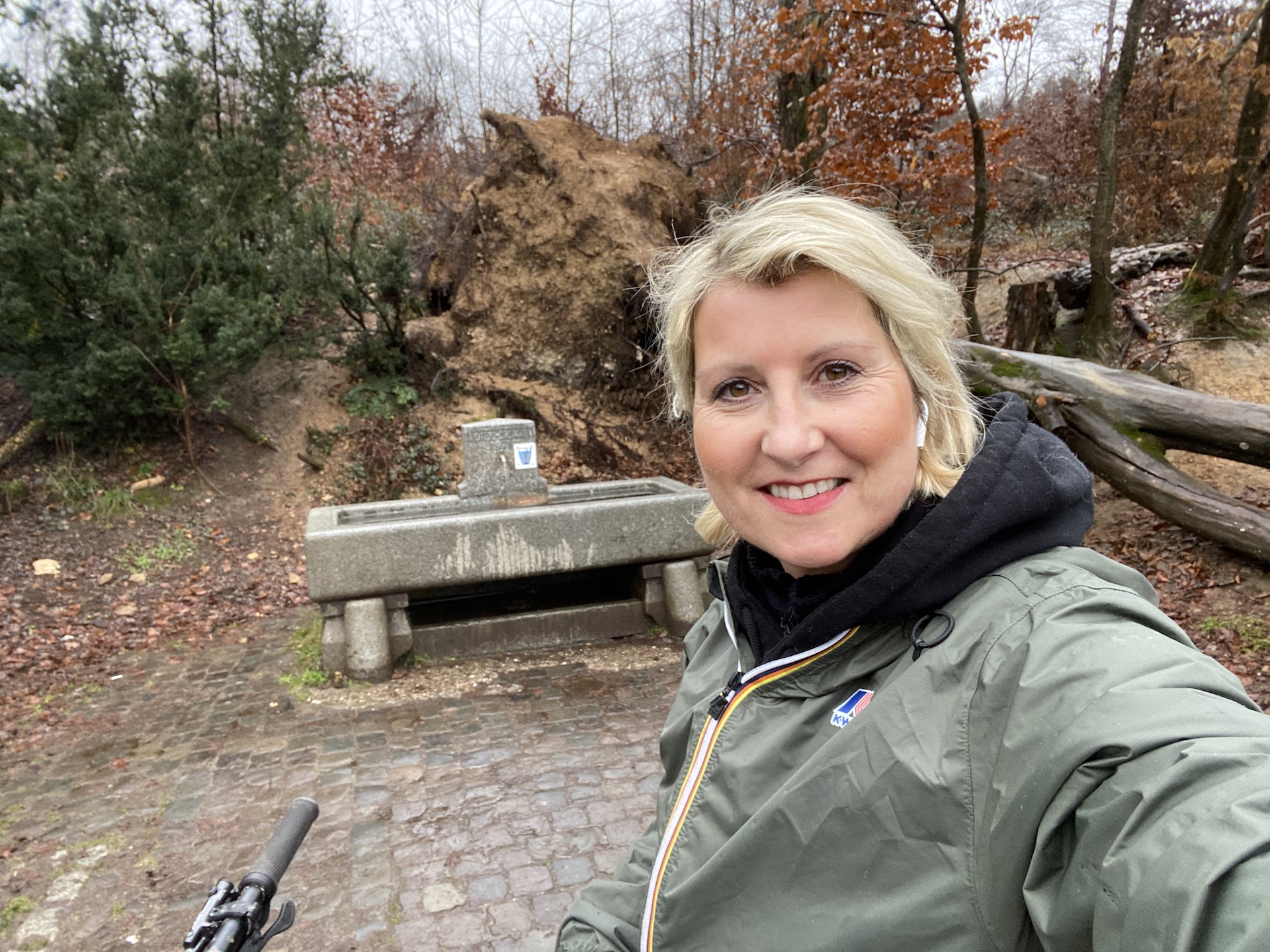 Ines_Brunnen_HappyGirl Ines_xMas_rhein